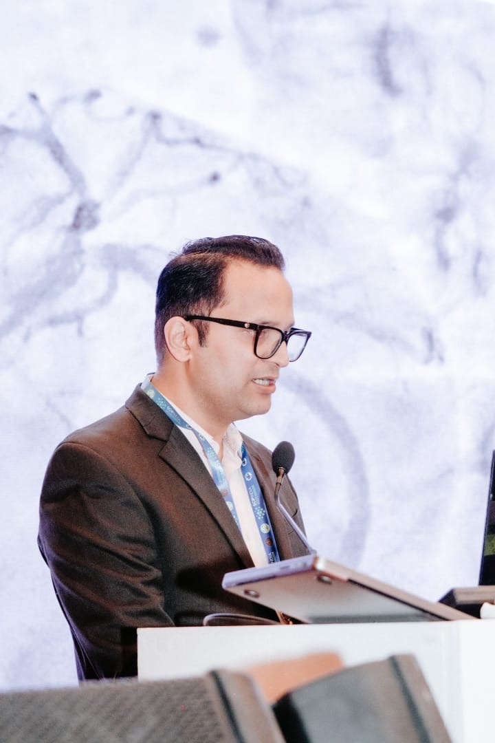 Dr. Shailesh Singh presenting angiogram analysis